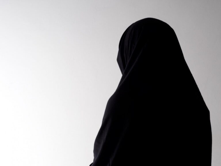 زائرٌ لبيت الله لا يَدري أن في الإسلام شيئًا اسمُه الحجاب