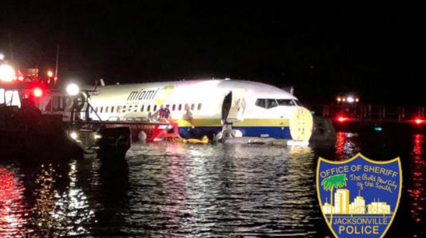 طائرة بوينغ 737 تخرج عن المدرج وتحط في نهر في فلوريدا