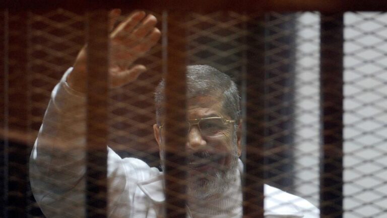 السلطات المصرية منعت الصحافة وسمحت لأسرته فقط.. مرسي يوارى الثرى فجر اليوم بالقاهرة