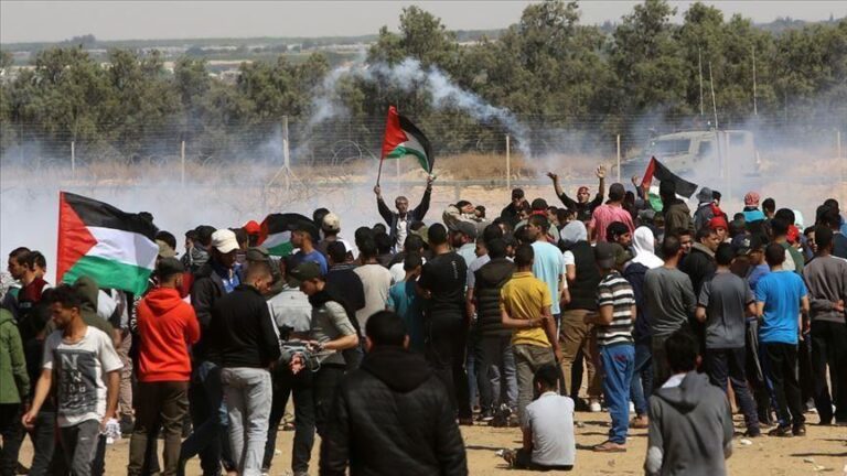 إصابة 40 متظاهرا فلسطينيا شرقي غزة في مسيرة العودة