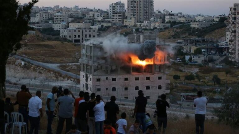قوات الاحتلال تفجر بناية سكنية في القدس