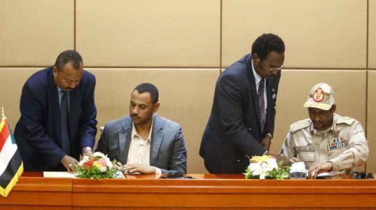 ‘العسكري‘ السوداني وقوى التغيير يوقّعان ’الوثيقة الدستورية’