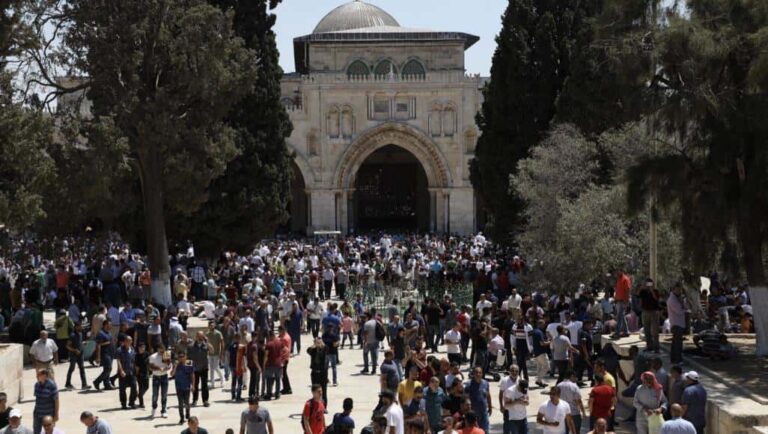 غزة.. شهيد وتوتر بالقدس وصلاة ’جامعة‘ في المسجد الأقصى