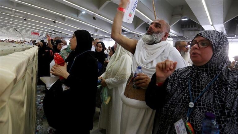 الحجاج يواصلون رمي الجمرات آخر أيام التشريق قبيل  طواف الوداع