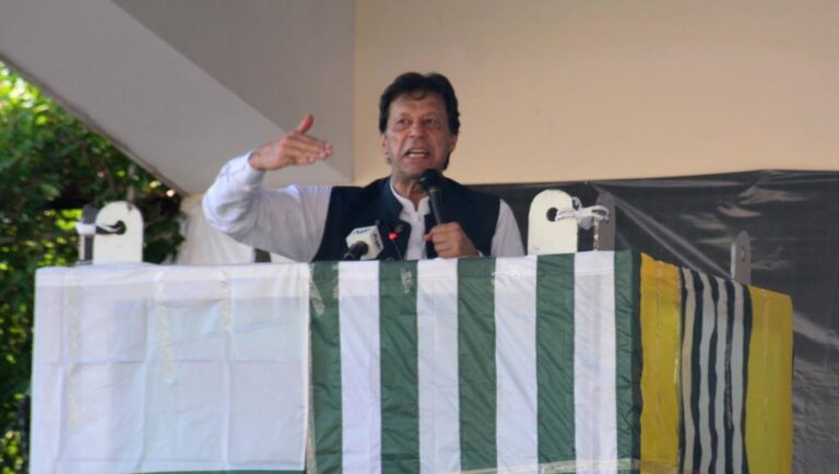 عمران خان : اضطهادات الهند في كشمير ستدفع مزيدا من المسلمين للتطرف