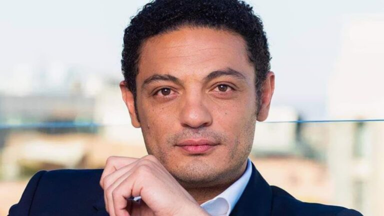 محمد علي للسيسي والمصريين: المعركة لم تنته
