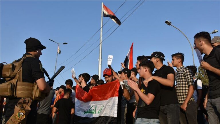 ارتفاع الضحايا إلى 21 قتيلا..حكومة العراق تفشل في احتواء الاحتجاجات