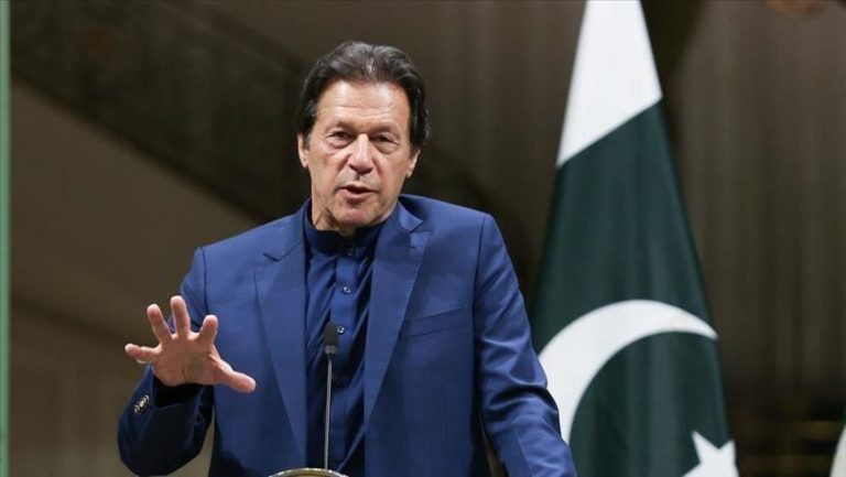 عمران خان يرفض المنفى ويصعد التحدي أمام الجيش والحكومة الباكستانية