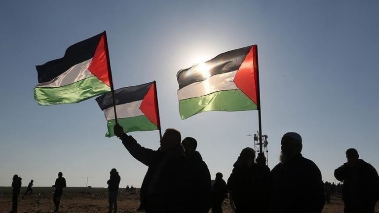 أحجار فلسطين تتحدى السلاح الإسرائيلي منذ 32 عاما
