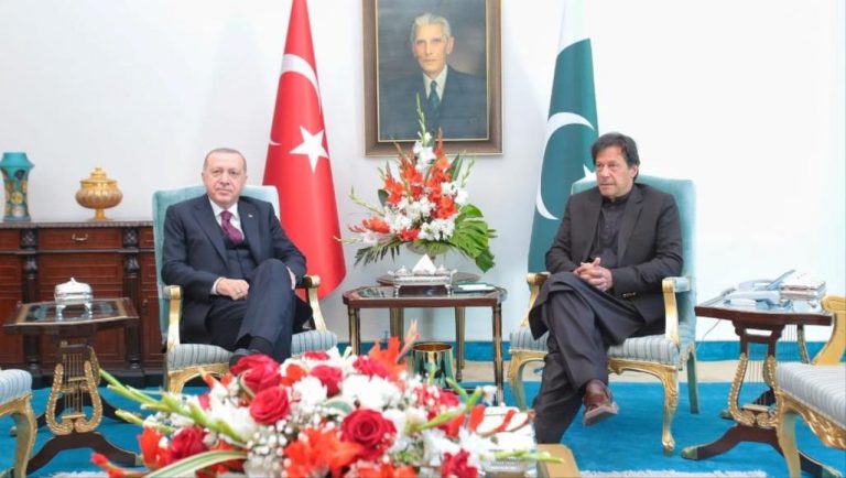 أردوغان يؤكد دعم باكستان في وجه الضغوط السياسية ويطالب بحل عادل لقضية كشمير